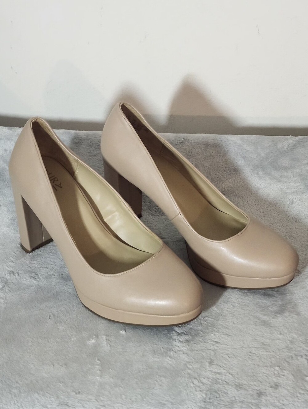 Naturalizer Berlin platform pumps Size: 8.5 Color: Beige/Nude